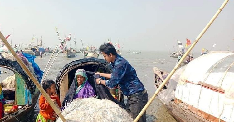 কমলনগরে মেঘনা চরের দেড় শতাধিক শীতার্ত পরিবার পেল কম্বল