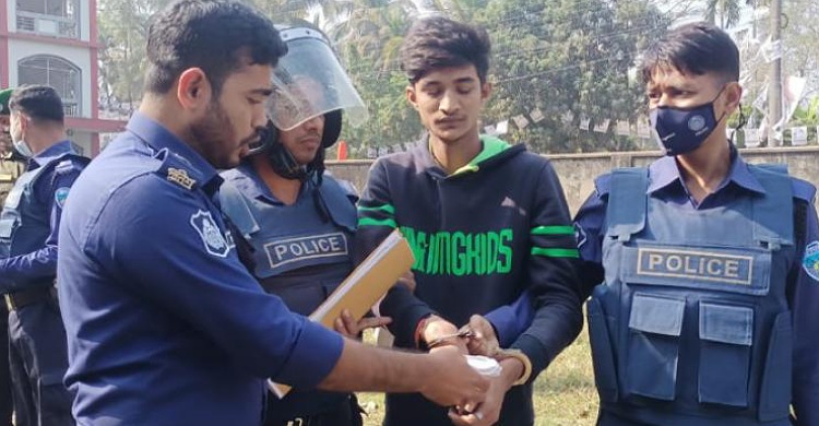 নোয়াখালীতে গাঁজাসহ ভোট কেন্দ্র থেকে এজেন্ট আটক