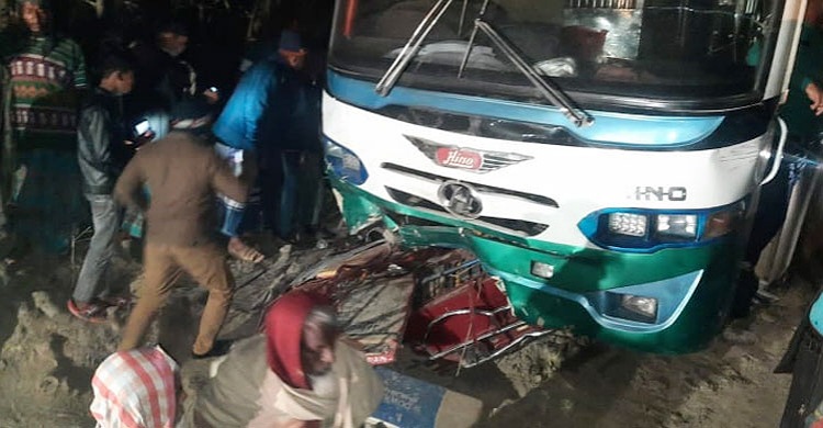 রংপুরে বাসচাপায় অটোরিকশার চালকসহ নিহত ৪