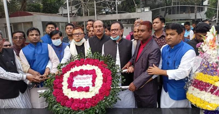 বঙ্গবন্ধুর প্রতিকৃতিতে ফুল দিয়ে শ্রদ্ধা জানালেন লক্ষ্মীপুর জেলা শ্রমিক লীগ