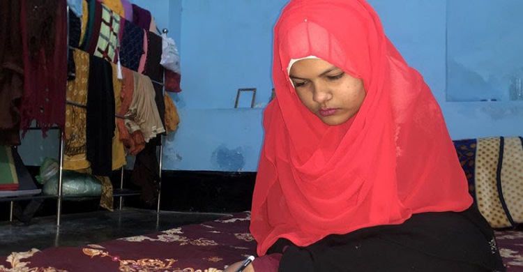 এক পায়ে লিখে এইচএসসিতে জিপিএ-৫ পেলেন তামান্না