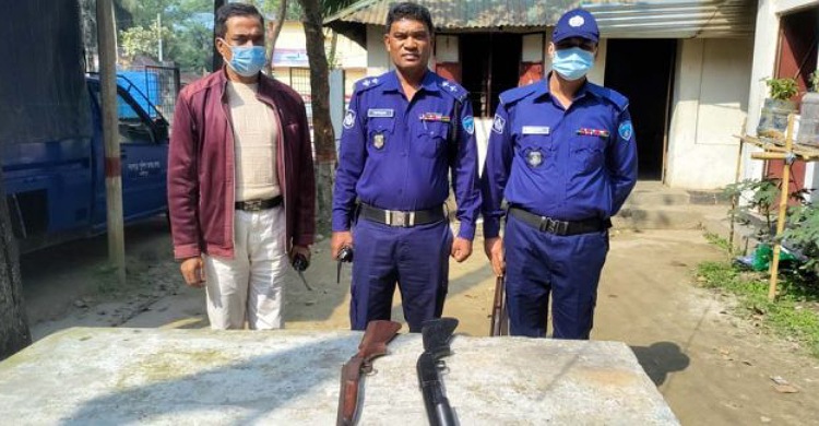 দত্তপাড়ায় পুলিশের অভিযানে বন্দুক-শটগান উদ্ধার