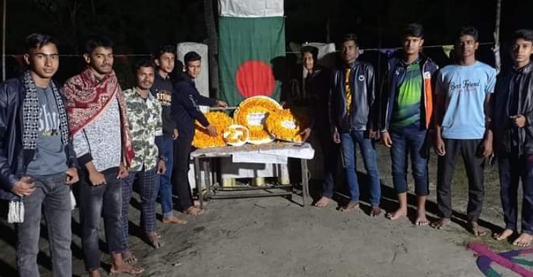 রামগতিতে কলাগাছ দিয়ে তৈরি শহীদ মিনারে ভাষা শহীদদের শ্রদ্ধা