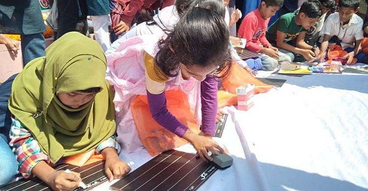 লক্ষ্মীপুরে শহীদ মিনারে শিশুদের বর্ণমালা হাতেখড়ি