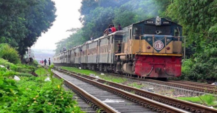কুমিল্লায় ট্রেনে কাটা পড়ে নিহত ৩ স্কুলছাত্রী