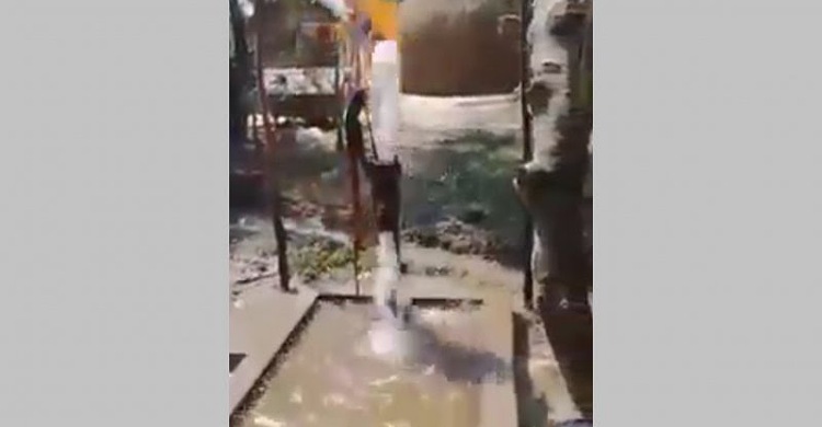 টিউবওয়েলে উঠছে পানি, জ্বলছে আগুন
