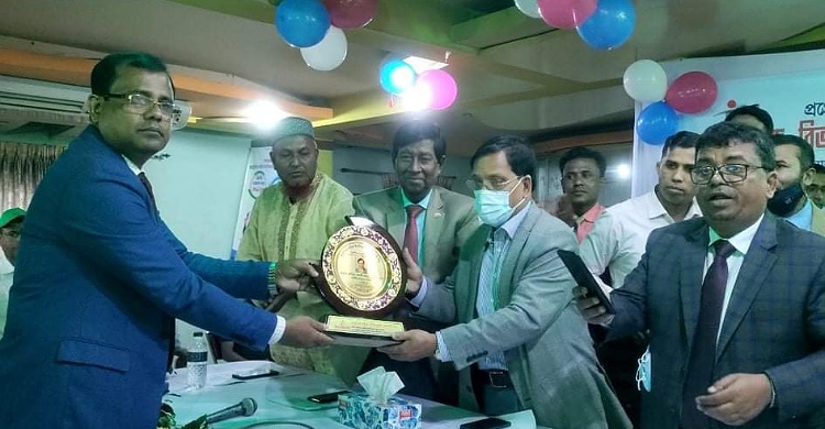 লক্ষ্মীপুরে মেয়াদোত্তীর্ন বীমার চেক হস্তান্তর