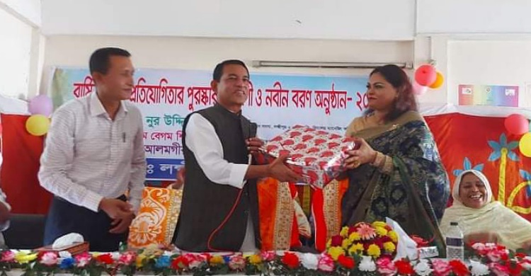 লক্ষ্মীপুরে বালিকা বিদ্যানিকেতনে প্রাক্তন ছাত্রীর অনুদান