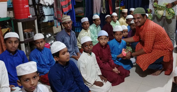 লক্ষ্মীপুরে এতিমদের মাঝে যুবলীগ নেতার ইফতার বিতরণ