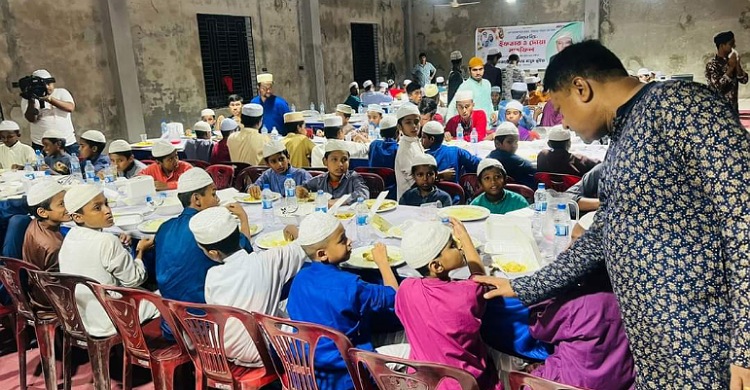 লক্ষ্মীপুরে এতিম শিক্ষার্থীদের নিয়ে মেয়রের ইফতার