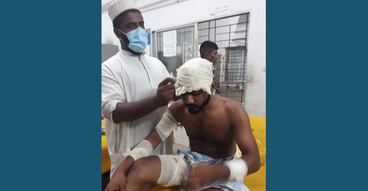 লক্ষ্মীপুরে গ্রাম পুলিশকে কুপিয়ে হাসপাতাল প্রেরণ
