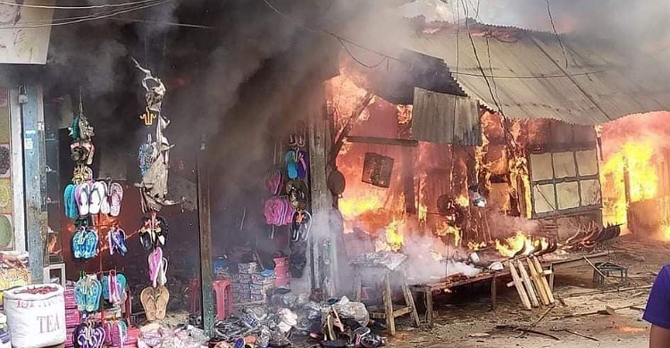 রামগঞ্জে আগুনে ৮ দোকান পুড়ে ২০ লাখ টাকার ক্ষতি