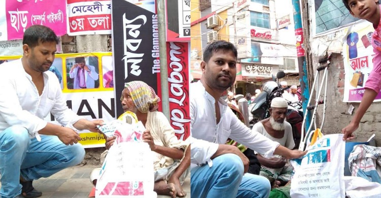 গ্রীণ লক্ষ্মীপুরের ইফতার সামগ্রী পেলেন প্রতিবন্ধীরা