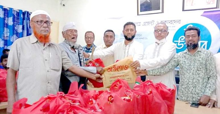 সংবাদপত্র এজেন্ট ও হকারদের ঈদ উপহার দিলো লক্ষ্মীপুর প্রেসক্লাব