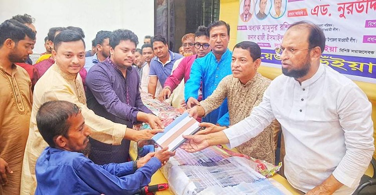 লক্ষ্মীপুরে যুবলীগ নেতার ঈদবস্ত্র পেলেন ৭০০ নারী-পুরুষ
