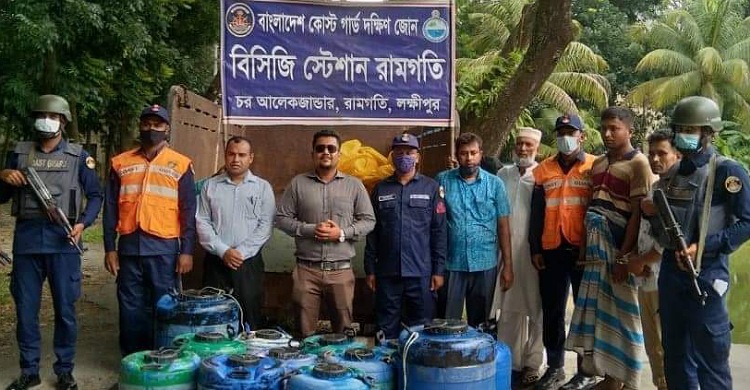 রামগতিতে ১৩ ড্রাম চিংড়ি রেণু জব্দ, জরিমানা গুণলেন দু’জন