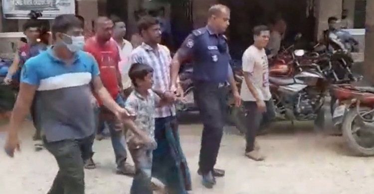 লক্ষ্মীপুরের জেলে যাচ্ছেন বাবা, হাত ধরে অবুঝ শিশুর আর্তনাদ