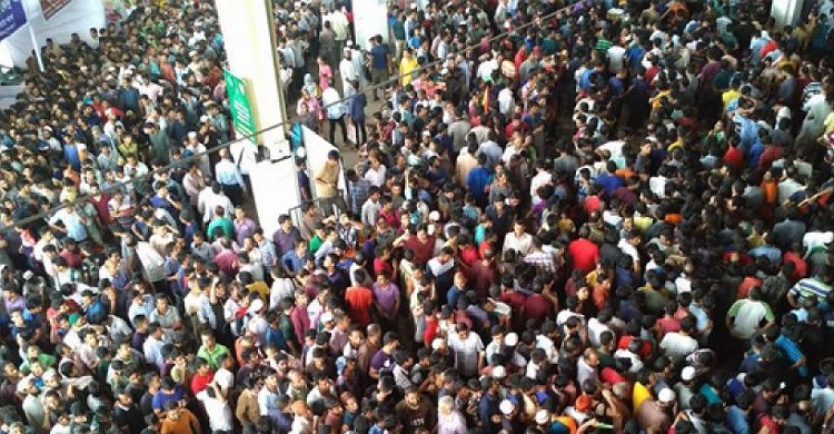 কমলাপুর রেলওয়ে স্টেশনে উপচেপড়া ভিড়