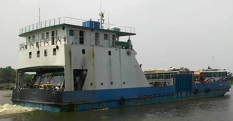 লক্ষ্মীপুরে নিয়ন্ত্রণ হারিয়ে মেঘনার চরে আটকা ফেরি কনকচাপা