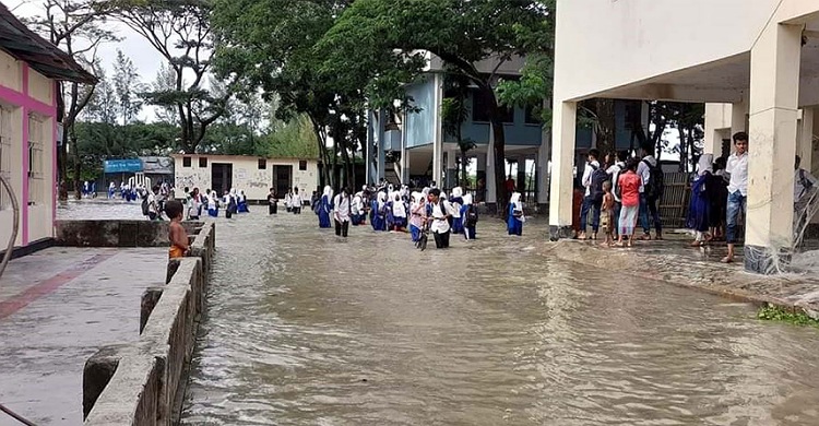 জোয়ারের পানিতে ডুবেছে লক্ষ্মীপুরের উপকূলীয় এলাকা