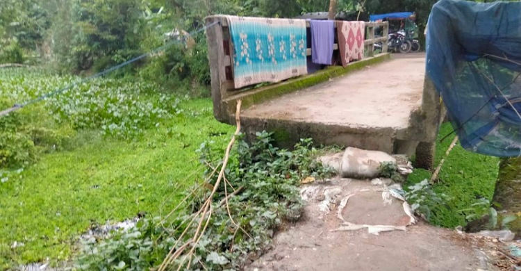 ব্রীজ একদিকে আর রাস্তা অন্য দিকে, জনদুর্ভোগে স্থানীয় বাসিন্দা