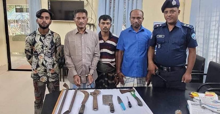 অস্ত্র ও লুন্ঠিত মালামালসহ লক্ষ্মীপুরে ৪ ডাকাত গ্রেফতার