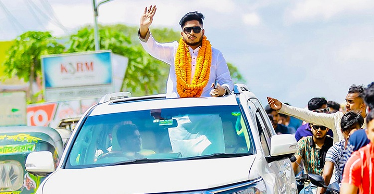 এলাকায় ব্যাপক সংবর্ধনা, কেন্দ্রীয় ছাত্রলীগে ভুয়া পদ