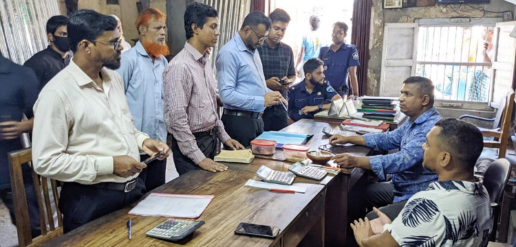 চিনি কেজিতে ৮ টাকা বেশি রাখায় ১৩ হাজার টাকা জরিমানা
