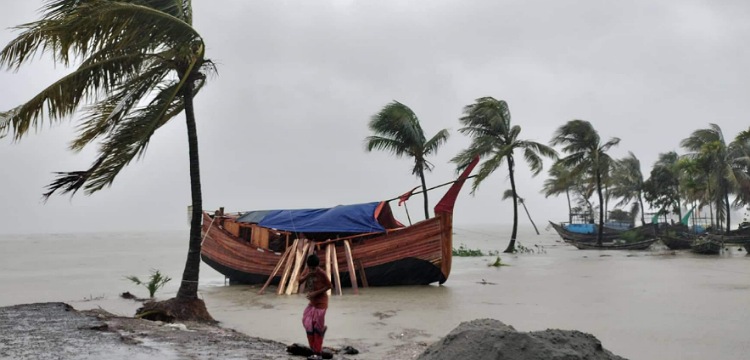 আশ্রয়ণে অনাগ্রহ, নৌ-চলাচল বন্ধ লক্ষ্মীপুরে ভাঙন আতঙ্ক