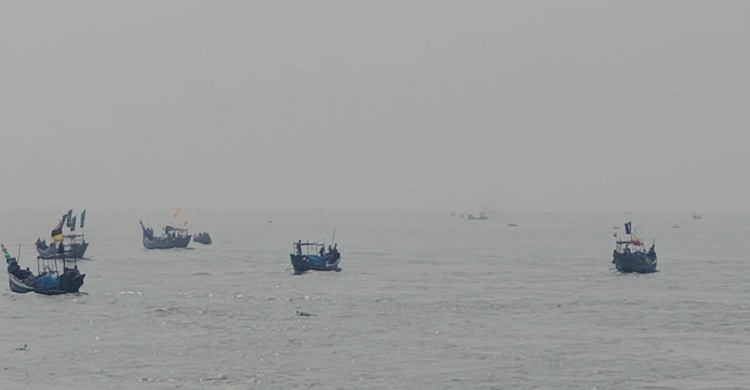 লক্ষ্মীপুরে ইলিশ শিকারে মেঘনায় জেলেরা
