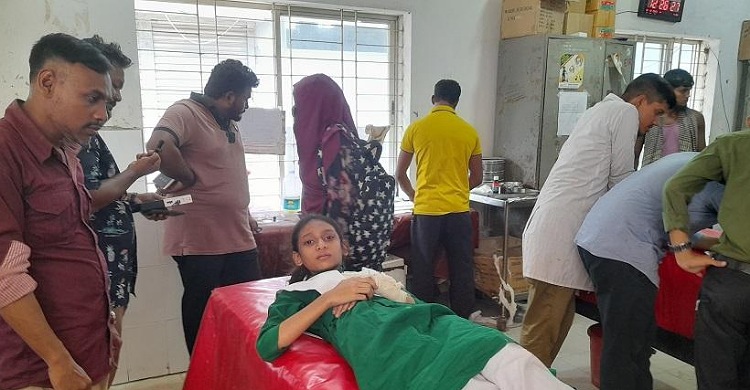 নোয়াখালীতে মুখোশধারী দুর্বৃত্তের ছুরিকাঘাতে স্কুলছাত্রী আহত