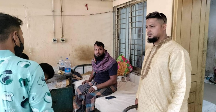 লক্ষ্মীপুরে যুবলীগ নেতাকে কুপিয়ে জখম