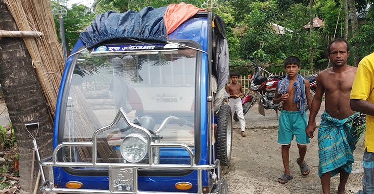 লক্ষ্মীপুরে মায়ের সামনেই অটোরিকশার ধাক্কায় শিশুর মৃত্যু