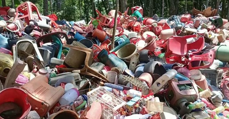 পরিত্যক্ত প্লাস্টিক থেকেই হচ্ছে তৈজসপত্র