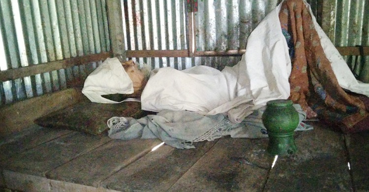 ভাতার টাকা দেন না মেয়ে, বাবার রাত কাটে ভাঙা ঘরে
