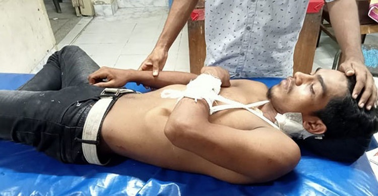 লক্ষ্মীপুরে পূর্ব শত্রুতার জেরে গ্রাম পুলিশকে কুপিয়ে জখম