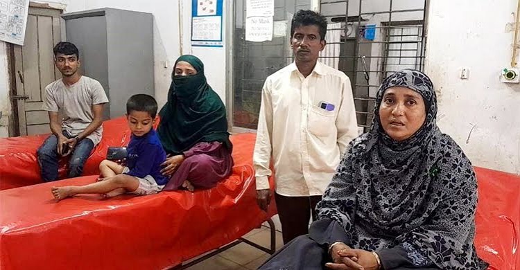 লক্ষ্মীপুরে শিক্ষার্থীরা পড়ে গিয়ে ধানক্ষেত নষ্ট হওয়ায় মার খেলেন ৩ শিক্ষক