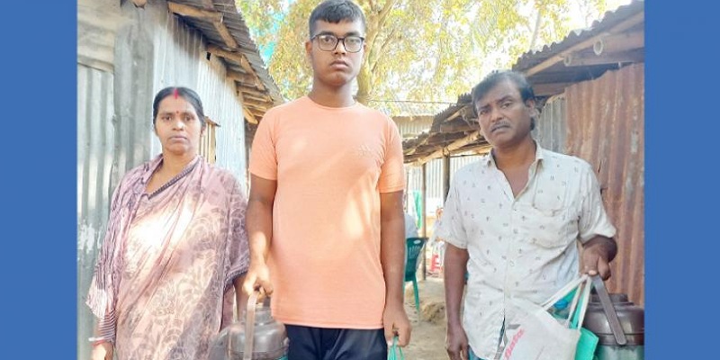 রাস্তায় চা বিক্রি করেও গোল্ডেন ‘এ প্লাস’ পেয়েছে সৌরভ