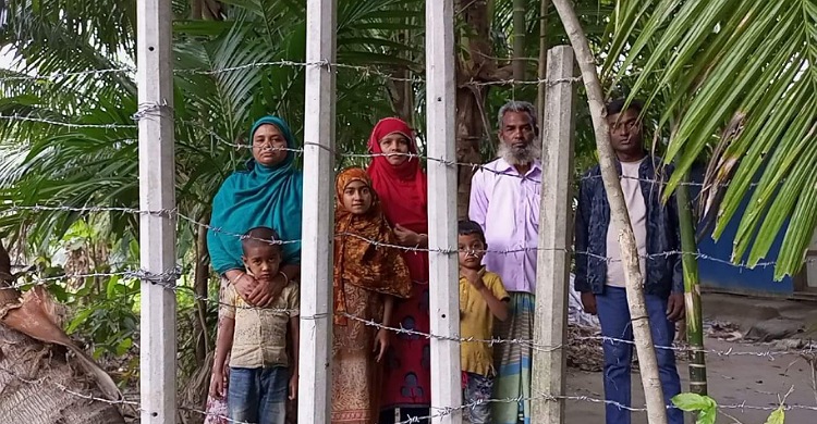 লক্ষ্মীপুরে কাঁটা তারের বেড়ায় অবরুদ্ধ ২ পরিবার