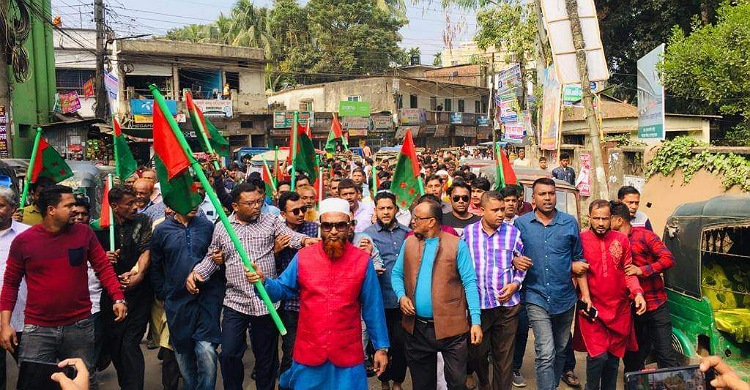 বিএনপির নৈরাজ্যের প্রতিবাদে লক্ষ্মীপুরে আ.লীগের পতাকা মিছিল