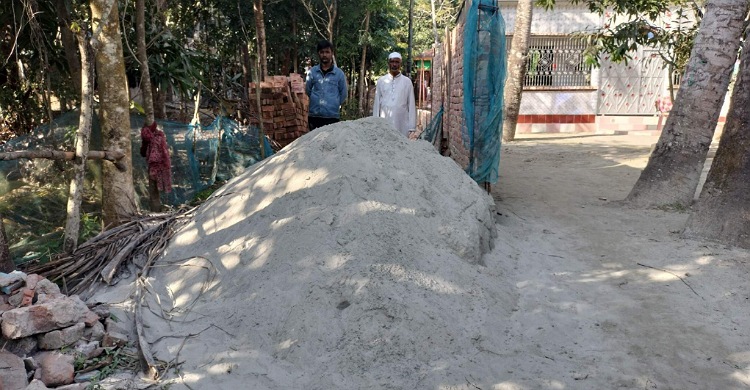 বাড়ির রাস্তায় বালুর স্তুপ, ২০ দিন ধরে ব্যবসায়ী পরিবার অবরুদ্ধ