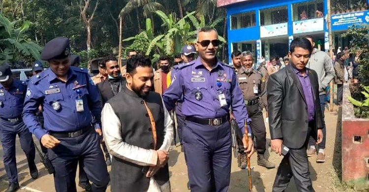 লক্ষ্মীপুরে ভোটকেন্দ্র থেকে চেয়ারম্যানকে সরিয়ে আনলেন পুলিশ