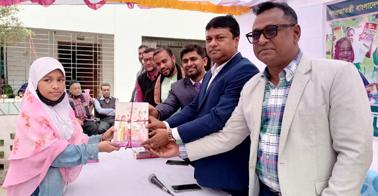 হাতে হাতে নতুন বই, উল্লসিত শিক্ষার্থীরা