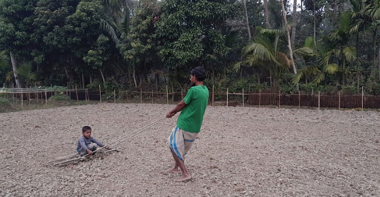 আবিরনগরে কনকনে শীতেও বাবার সঙ্গে ছোট্ট ছেলে মাঠে
