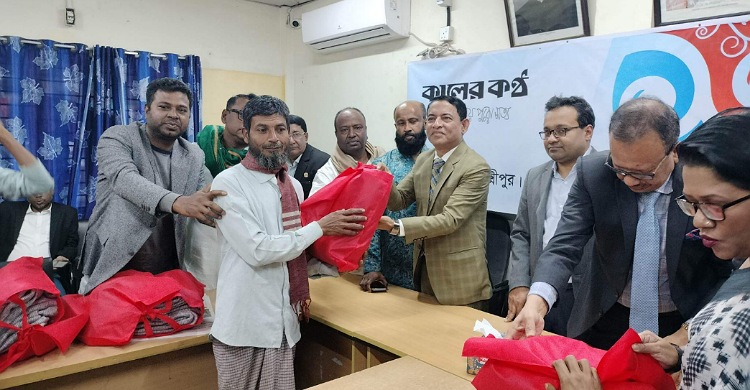 কালের কণ্ঠ’র প্রতিষ্ঠাবার্ষিকীতে লক্ষ্মীপুরে শীতবস্ত্র পেল পত্রিকার হকাররা