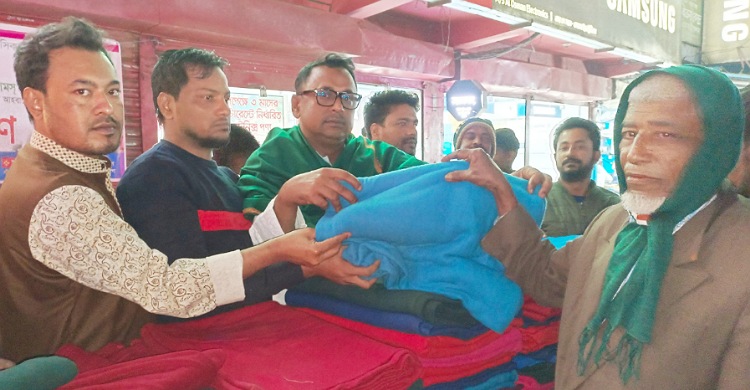 লক্ষ্মীপুরে সিএনজি চালক ও পথচারীদের মাঝে কম্বল বিতরণ