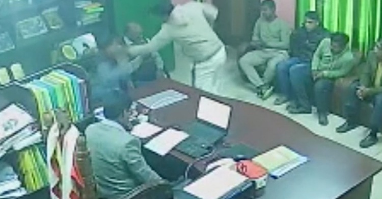 প্রধান শিক্ষককে পেটালেন আ.লীগ নেতা