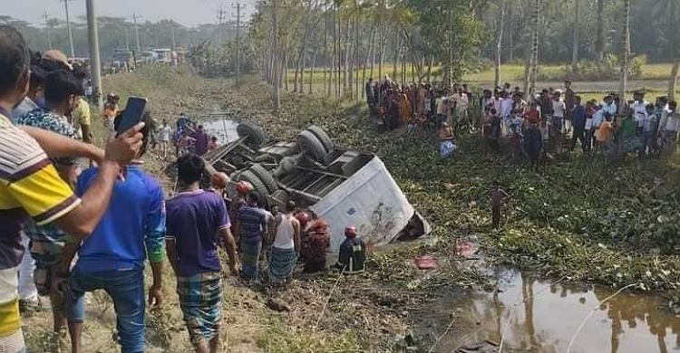 ভোলায় নিয়ন্ত্রণ হারিয়ে যাত্রীবাহি বাস খালে পড়ে আহত ৪০