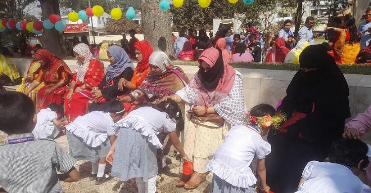 মায়ের পা ধুয়ে ব্যতিক্রমী ভালোবাসা দিবস উদযাপন