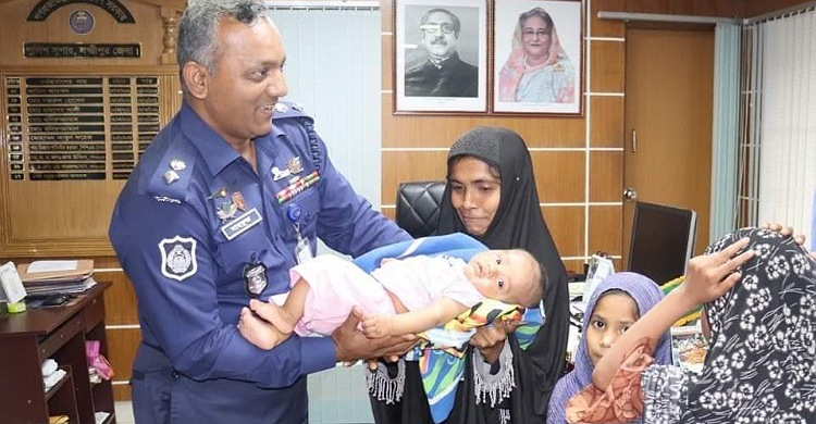 ভিক্ষুকের কোলে রেখে যাওয়া শিশুটি ফিরল মায়ের কোলে